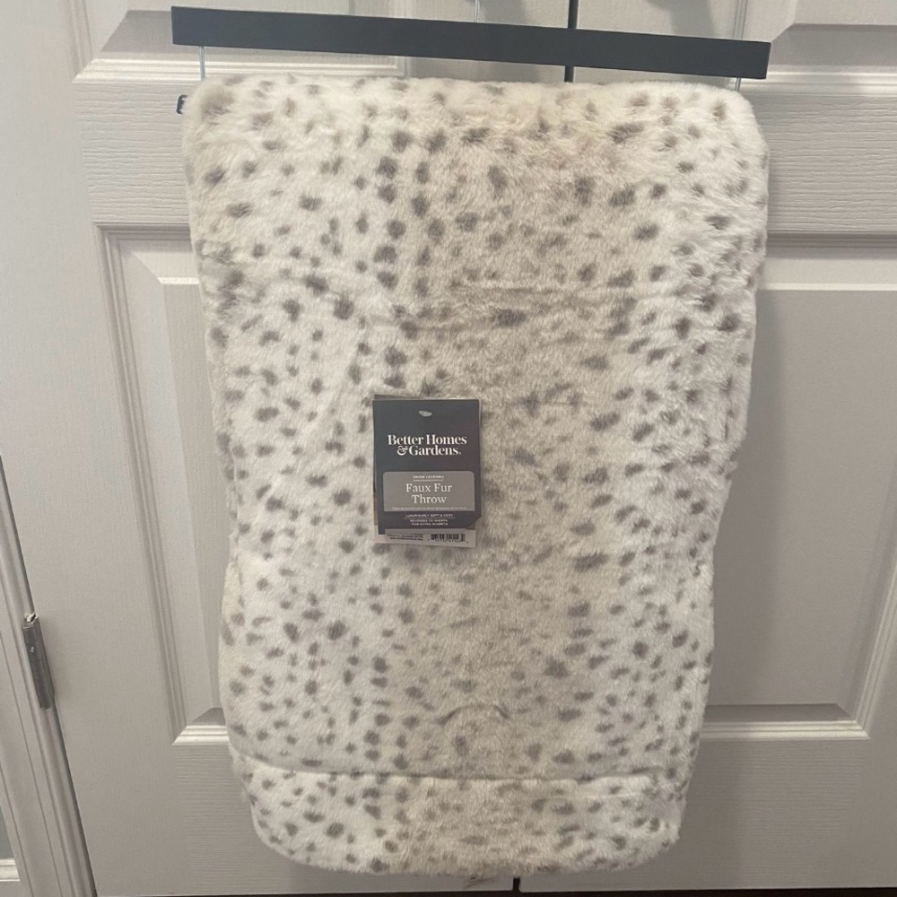 2 Fur Throw Brand New !! 20